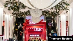 Personas con mascarilla compran en Macy's de Herald Square luego del brote de la enfermedad del coronavirus (COVID-19) en el distrito de Manhattan de la ciudad de Nueva York, EE. UU., 26 de diciembre de 2020.