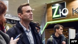 Russian opposition leader Alexei Navalny walks along Domodedovo airport hall shortly after being released in Moscow, Oct. 22, 2017.