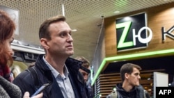 Pemimpin oposisi Rusia Alexei Navalny di bandara Domodedovo tidak lama setelah meninggalkan Moskow, 22 Oktober 2017.