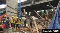 Komisi V DPR RI meninjau kecelakaan kerja proyek infrastruktur tiang pancang tol Becakayu (Bekasi Cawang Kampung Melayu) roboh pada Selasa (20/2) dinihari. (Foto:VOA/Andylala)