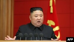 Le dirigeant nord-coréen Kim Jong Un s'exprimant lors du premier cours de courte durée pour les secrétaires en chef des comités du parti des villes et des comtés à Pyongyang, le 6 mars 2021.