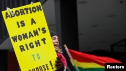 Demonstran anti-Trump dalam demonstrasi menuntut hak aborsi di Chicago, Illinois (15/1). (Reuters/Kamil Krzaczynski)