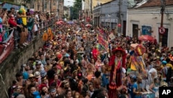 Una violenta huelga policial en el noreste de Brasil ha puesto de relieve el malestar de los policías en otras partes del país, y algunas fuerzas incluso amenazaron con protestar al inicio de los festejos del Carnaval.