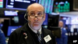 El promedio industrial Dow Jones llegó a perder 589 puntos antes de recuperarse un poco.