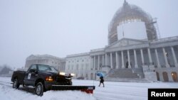 Salju tipis nampak menyelimuti Gedung Capitol di Washington DC (6/1). 