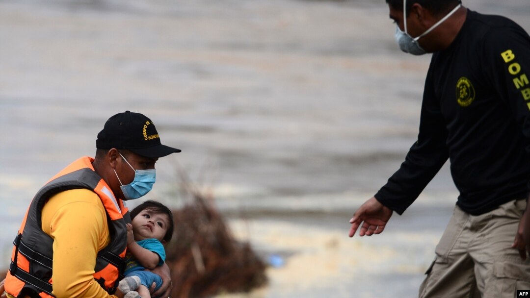 Bomberos rescatan a residentes de campos bananeros inundados tras el paso de la tormenta Eta en el departamento de Yoro, en Honduras, el 7 de noviembre de 2020.