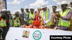 Raia wa Kenya, Uhuru Kenyatta (Katikati) azindua rasmi awamu ya kwanza ya majaribio ya mradi wa uzalishaji mafuta mjini Lokichar, Kaunti ya Lodwar. Juni 3, 2018.