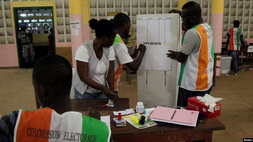 Polling agents count ballots at a polling station during the referendum for a new constitution, in Abidjan, Ivory Coast, Oct. 30, 2016. 