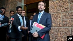 Zeid Raad al-Hussein, à droite, parlant à la presse, Colombo, Sri Lanka, le 6 février 2016. 