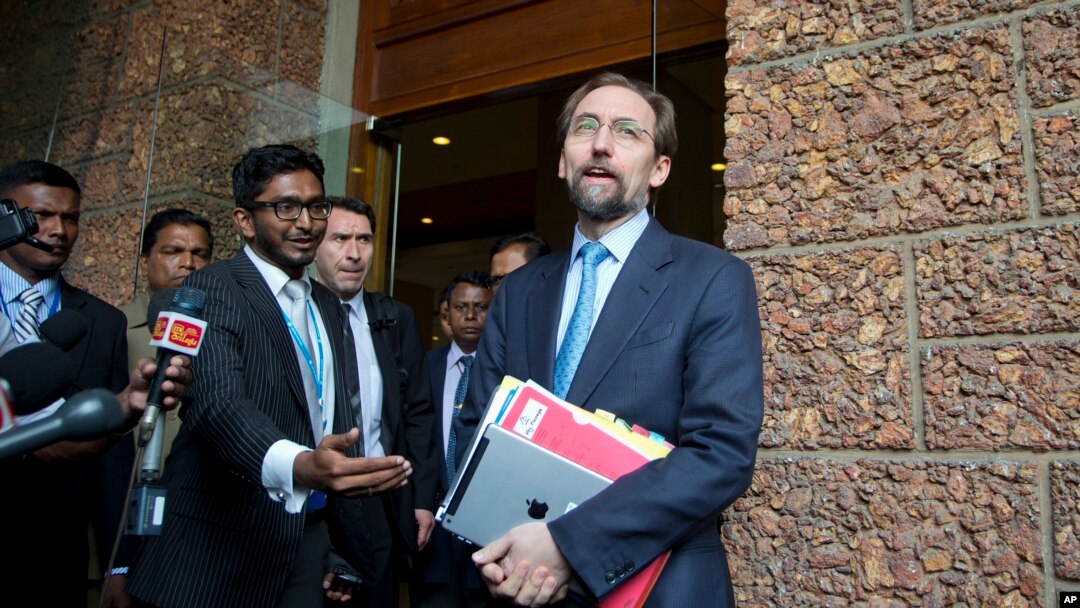 Kepala Badan Urusan HAM PBB, Zeid Raad al-Hussein, kanan, berbicara pada media, Kolombo, Sri Lanka