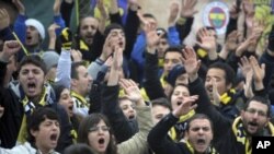 Fenerbahce fans shout slogans outside a Turkish court house in support of 93 suspects, including the club's jailed president Aziz Yildirim, ahead of the opening hearing of a match-fixing case in Silivri near Istanbul, Turkey, February 14, 2012.