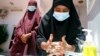 Perempuan Somalia mencuci tangan dalam pelatihan mengenai pencegahan virus corona yang digelar oleh para dokter dan paramedik setempat di Mogadishu, Ibu Kota Somalia, 19 Maret 2020. (Foto: AP)