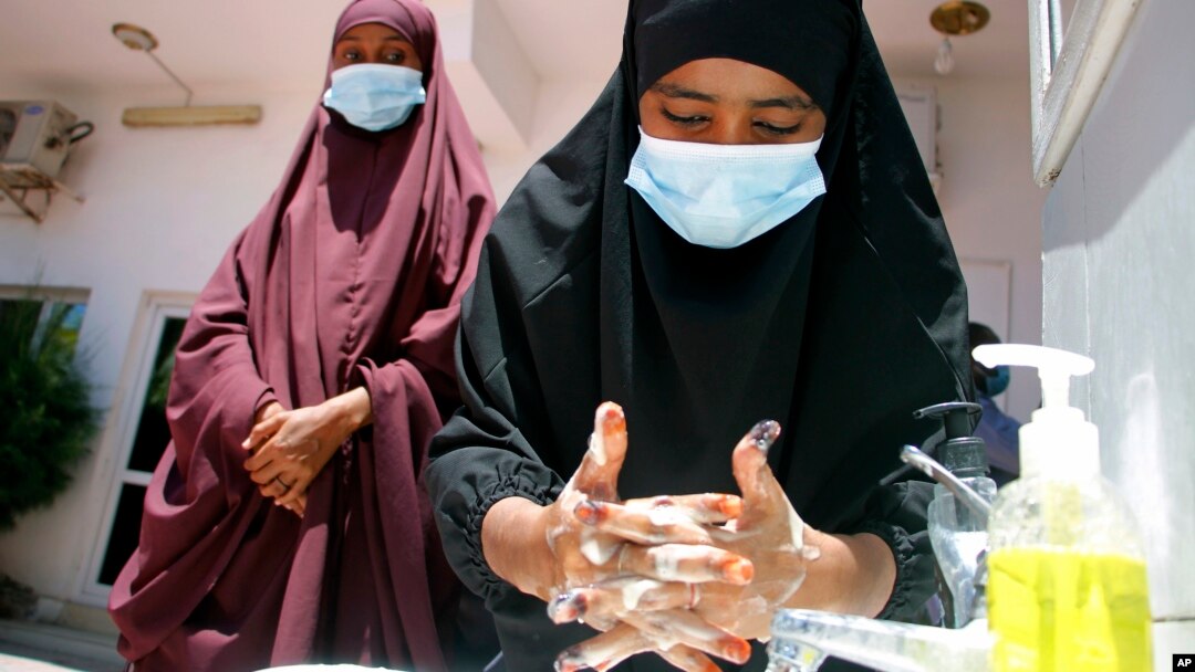 Perempuan Somalia mencuci tangan dalam pelatihan mengenai pencegahan virus corona yang digelar oleh para dokter dan paramedik setempat di Mogadishu, Ibu Kota Somalia, 19 Maret 2020. (Foto: AP)
