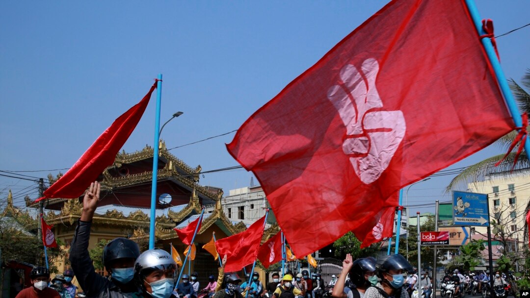 缅甸抗议者再次走上街头，他们的摩托车队在曼德勒街头抗议军事政变。（2021年3月25日）