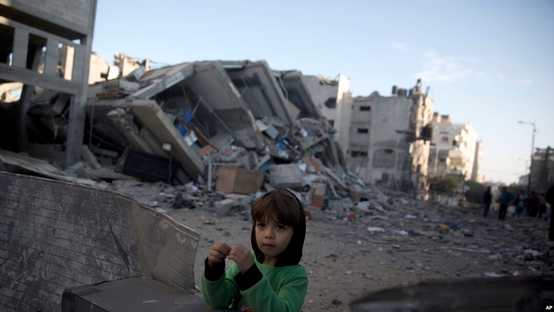 Umwana w'umunyepalistina ari ibibomoke vy'inyubakwa ya televiziyo Al-Aqsa ya Hamas yasambuwe n'indege za Isirayeli ku wa mbere