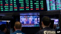 Wallstreet pendiente del discurso televisado del presidente Donald Trump desde la Casa Blanca, el viernes 13 de marzo de 2020, en Nueva York. 