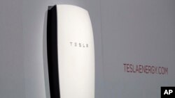 Salah satu produk Tesla yaitu “Powerwall” yang diluncurkan tahun 2015 di Hawthorne, California (foto: AP Photo/Ringo H.W. Chiu) 