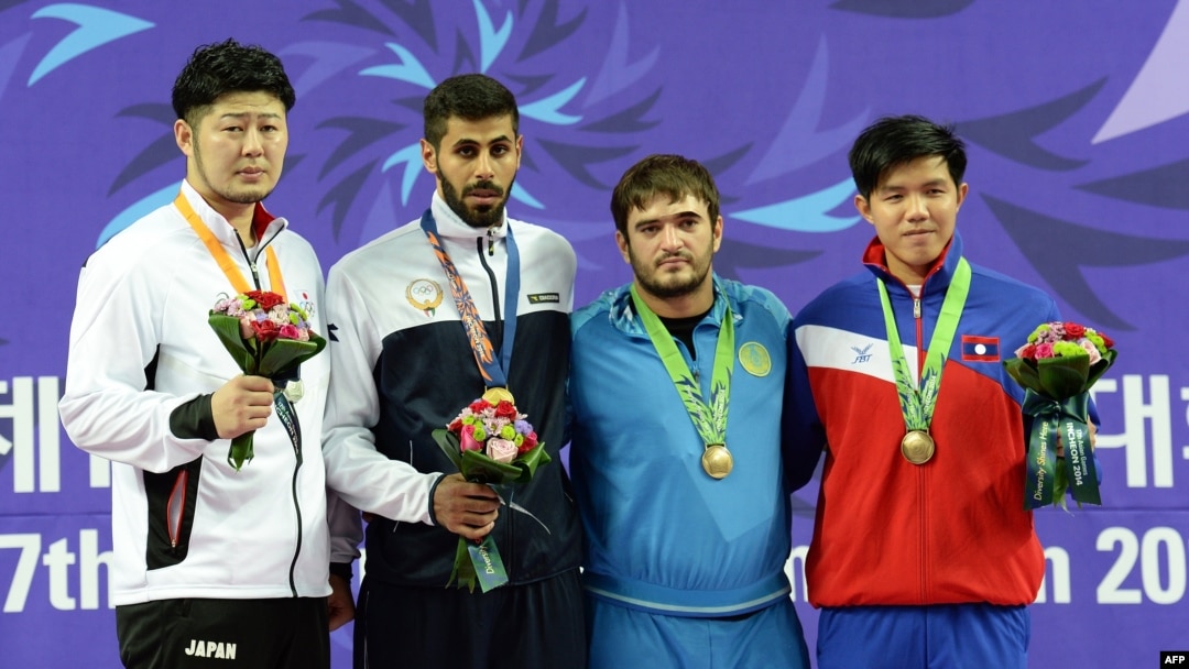 (Kiri-kanan) Peraih medali perak asal Jepang Hideyoshi, peraih medali emas atlet Kuwait Rasheed al-Mutair dan peraih medali perunggu dari Kazakhstan, Khalid Khalidov dan atlet Laos Sengphen Duangvilai berpose dalam upacara pemberian medali untuk cabang olahraga karate nomor pria 84kg dalam Asian Games ke-17 di Gyeyang Gymnasium, di Incheon, 4 Oktober 2014.