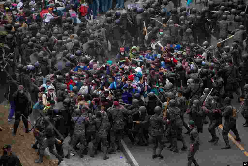 Honduran migrants clash with Guatemalan soldiers in Vado Hondo, Guatemala. 