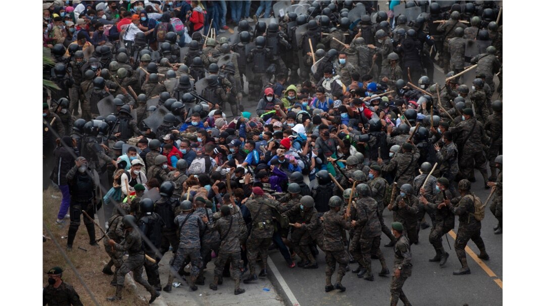 Honduran migrants clash with Guatemalan soldiers in Vado Hondo, Guatemala, Jan. 17, 2021.