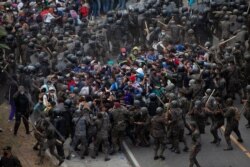Honduran migrants clash with Guatemalan soldiers in Vado Hondo, Guatemala, Jan. 17, 2021.