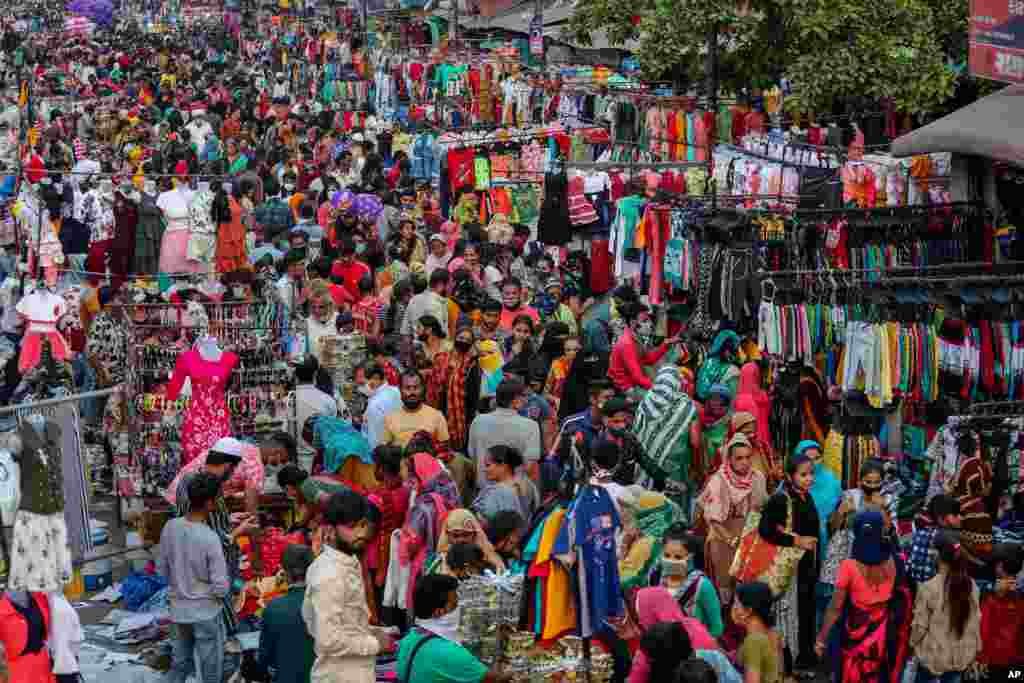 인도 서부 지역의 아마다바드 시장이 명절 디왈리(Diwali)를 맞아 시민들로 붐비고 있다. 인도의 신종 코로나바이러스 누적 확진자 수는 855만명을 넘어 1천만명을 기록한 미국 다음으로 많다. 