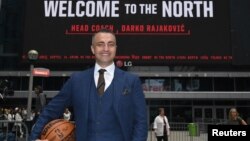 Darko Rajaković pozira u "Skošabenk areni" posle konferencije za novinare na kojoj je predstavljen kao novi trener Toronta (Foto: Reuters/Dan Hamilton-USA TODAY Sports)