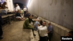 Personas en Israel se refugian durante un ataque aéreo después de que Irán le lanzó decenas de misiles. Foto captada en el centro de Israel, el 1 de octubre de 2024.