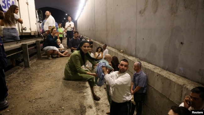 Personas en Israel se refugian durante un ataque aéreo después de que Irán le lanzó decenas de misiles. Foto captada en el centro de Israel, el 1 de octubre de 2024.