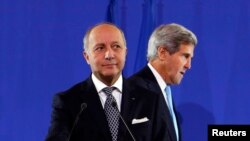 Secretário de Estado norte-americano John Kerry e homólogo francês, Laurent Fabius, em conferência de imprensa em Paris após encontro sobre a Síria (16 Set 2013)