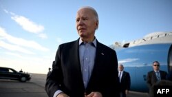 Presiden AS Joe Biden berbicara kepada para wartawan sebelum menaiki pesawat kepresidenan Air Force One di Bandara Pueblo Memorial di Pueblo, Colorado, Rabu, 29 November 2023 kembali menuju Gedung Putih di Washington DC. (Foto: Andrew Caballero-Reynolds/AFP)