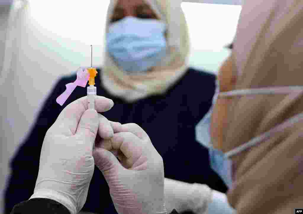 쿠웨이트에서 화이자-바이오엔테크 신종 코로나바이러스 백신 접종을 시작했다.
