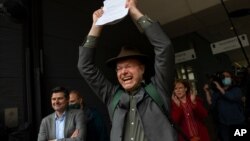 Para aktivis lingkungan dari organisasi "Friends of the Earth" merayakan putusan pengadilan terhadap perusahaan minyak Shell di Den Haag, Belanda, Rabu (26/5). 