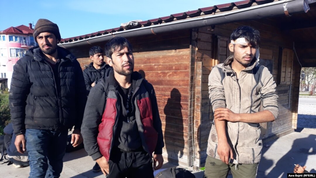 Migranti ispred prihvatnog kampa Miral 22. oktobra