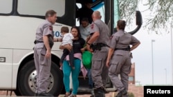 Archivo. Migrantes descienden de un autobús en una estación de Greyhound en Phoenix, Arizona.