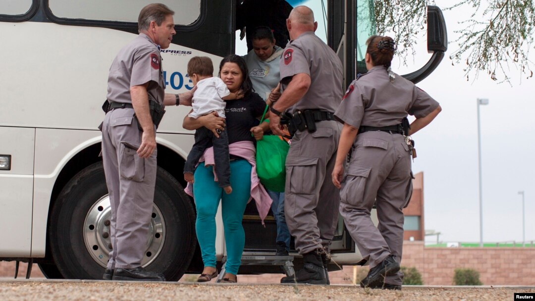 Según las últimas cifras en agosto los agentes de aduanas y protección fronteriza de EE.UU. aprehendieron a 3.141 menores no acompañados en su intento de cruzar la frontera.
