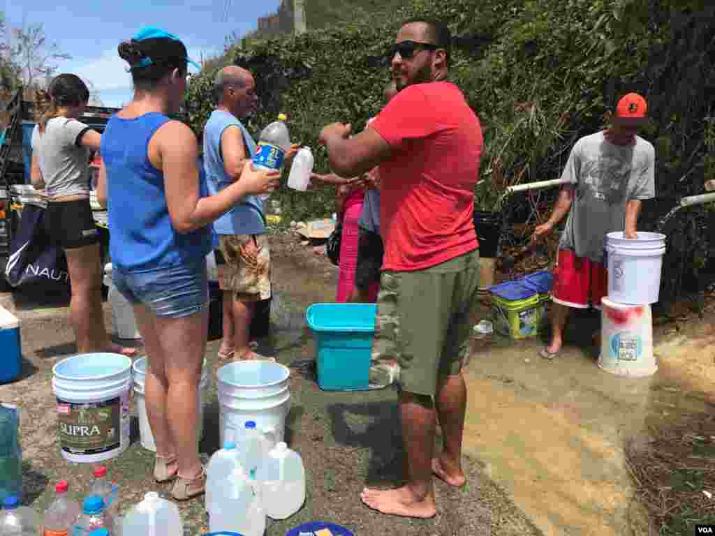 Residentes en Manatí, Puerto Rico, recogen agua de lluvia para aliviar la ausencia de agua potable y electricidad tras el paso del huracán María. (VOA/Celia Mendoza) &nbsp;