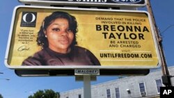 Papan iklan dengan foto Breonna Taylor, yang disponsori oleh O, The Oprah Magazine, tampak di Louisville, Kentucky, 7 Agustus 2020.