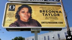 Un panneau publicitaire sponsorisé par O, The Oprah Magazine, expose une photo de Breonna Taylor, à Louisville, Kentucky, le 7 août 2020.