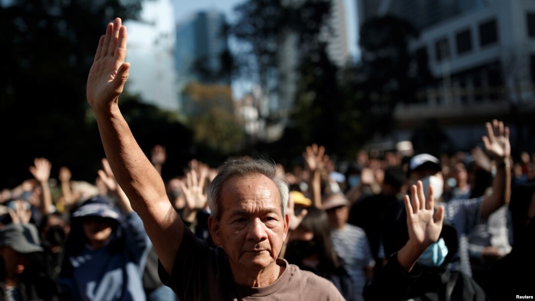 Orang-orang mengangkat tangan ketika mereka bernyanyi dan mendengarkan lagu protes "Glory to Hong Kong" selama protes anti-pemerintah di distrik Tengah Hong Kong, 30 November 2019. (Foto: Reuters/Thomas Peter)