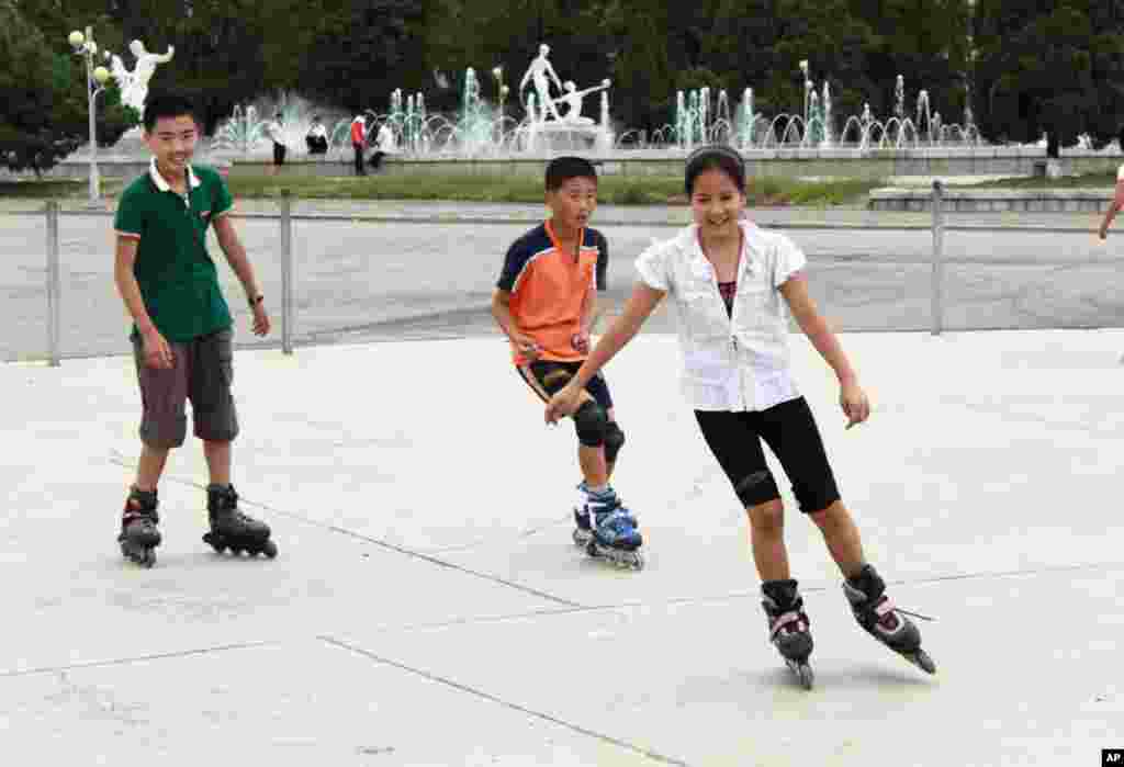 North Korean children riding roller skates in Pyongyang. (Sungwon Baik/VOA)