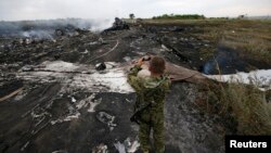 Проросійський сепаратист на місці падіння збитого літака. 2014-й рік