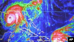 Изображение урагана на экране компьютера Национального центра по отслеживанию ураганов в Майами (архивное фото: 15 сентября 2004 г. (AP Photo/J. Pat Carter, File)