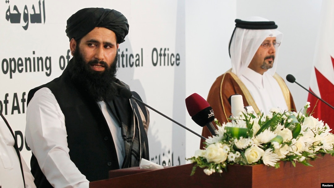 Perwakilan Taliban Afghanistan memberikan keterangan pers saat pembukaan perwakilan di Doha, Qatar (foto: dok). Taliban membantah laporan soal adanya pembicaraan damai di Qatar. 