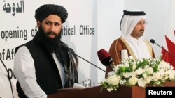 Perwakilan Taliban Afghanistan memberikan keterangan pers saat pembukaan perwakilan di Doha, Qatar (foto: dok). Taliban membantah laporan soal adanya pembicaraan damai di Qatar. 