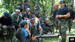 Para anggota kelompok gerilyawan Abu Sayaf di Mindanao, Filipina selatan (foto: dok). Seseorang yang mengaku berasal dari kelompok gerilyawan Abu Sayaf meminta uang tebusan bagi pembebasan 10 awak kapal Indonesia.