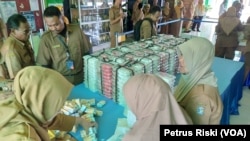 Makanan bergizi gratis disiapkan di SMP Negeri 13 Surabaya. (Foto: Petrus Riski-VOA)