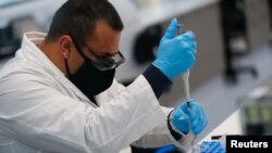 El técnico del laboratorio mAbxience es visto trabajando en medio de la pandemia de coronavirus en Buenos Aires, Argentina, el 13 de agosto de 2020.