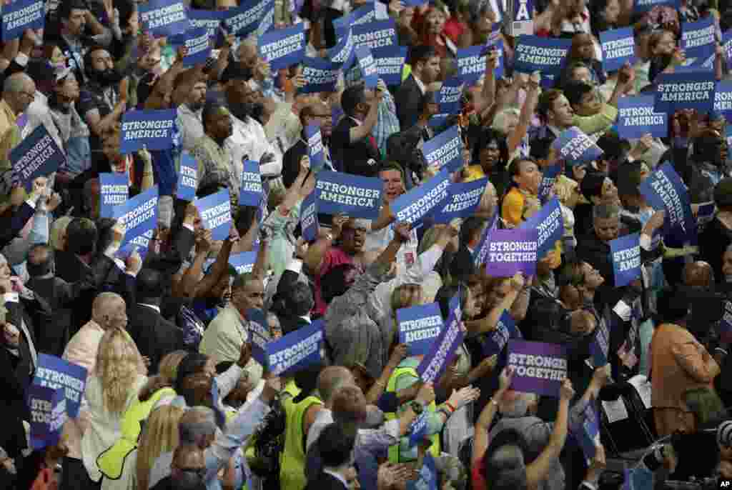 Wajumbe wakishangilia katika mkutano wa chama cha Demokratik mjini, Philadelphia.