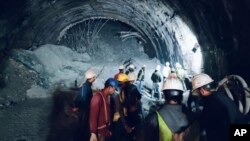 Tim penyelamat di dalam terowongan yang runtuh, tempat lebih dari 30 pekerja terjebak tanah longsor, di utara negara bagian Uttarakhand, India, Minggu, 12 November 2023. (Foto: SDRF via AP)